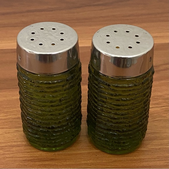 Vintage MCM Mid Century Modern Avocado Green Textured Glass Salt & Pepper Shaker - Picture 3 of 13